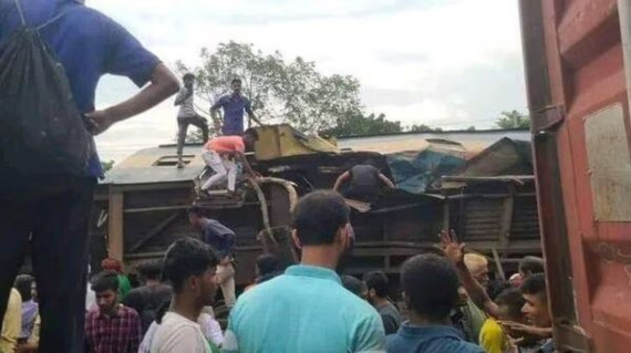 बंगलादेशमा दुई रेल ठोक्किँदा कम्तीमा १५ जनाको मृत्यु