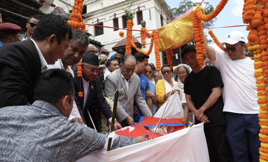 नेम्वाङको पार्थिव शरीरमा प्रधानमन्त्रीले ओढाए राष्ट्रिय झन्डा 