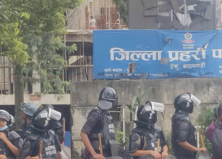 भगवती पाण्डेलाई कारबाहीको माग गर्दै काठमाडौं प्रहरी परिसरको कार्यालयमा ढुंगामुढा