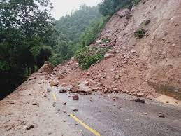 पहिरोले नवलपुरका पहाडी क्षेत्रमा यातायात अवरुद्ध