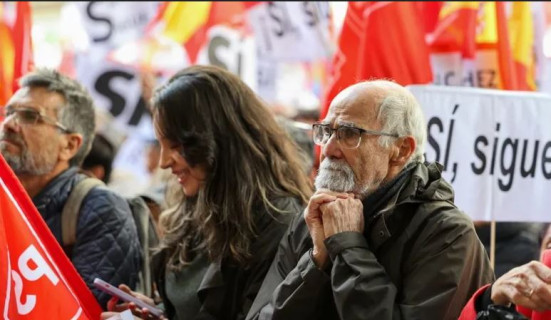 स्पेनका प्रधानमन्त्रीलाई राजीनामा नदिन आग्रह गर्दै हजारौँ सडकमा