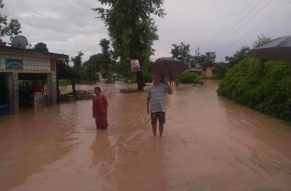 वर्षाले कञ्चनपुरको जनजीवन प्रभावित, महाकालीमा पानीको बहाव बढेपछि नेपाल–भारत आवागमन ठप्प 