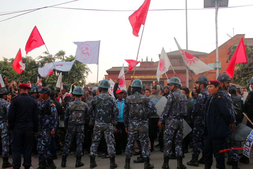 काठमाडौं क्षेत्र नं २ मा बाम गठबन्धनको विजयपछि राष्ट्रिय सभा गृह अगाडि उत्सव मनाउँदै समर्थक । तस्बिर : सरिता खड्का