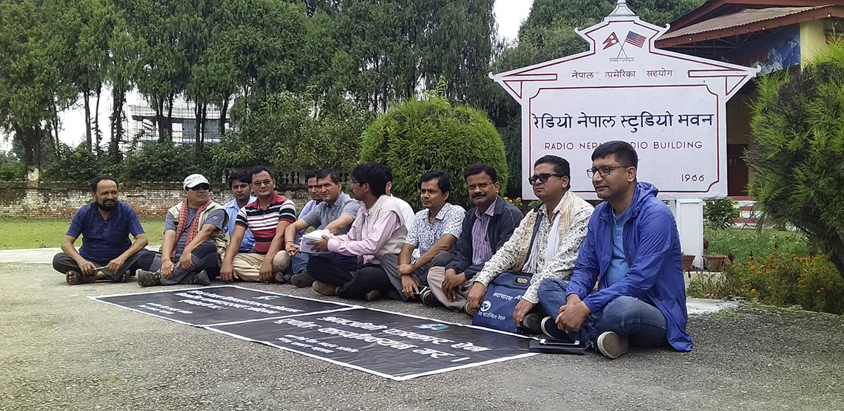 सिंहदरबारभित्र पत्रकारको धर्ना, रेडियो नेपालबाट निष्कासित पत्रकारको पुनर्बहाली गर्न माग