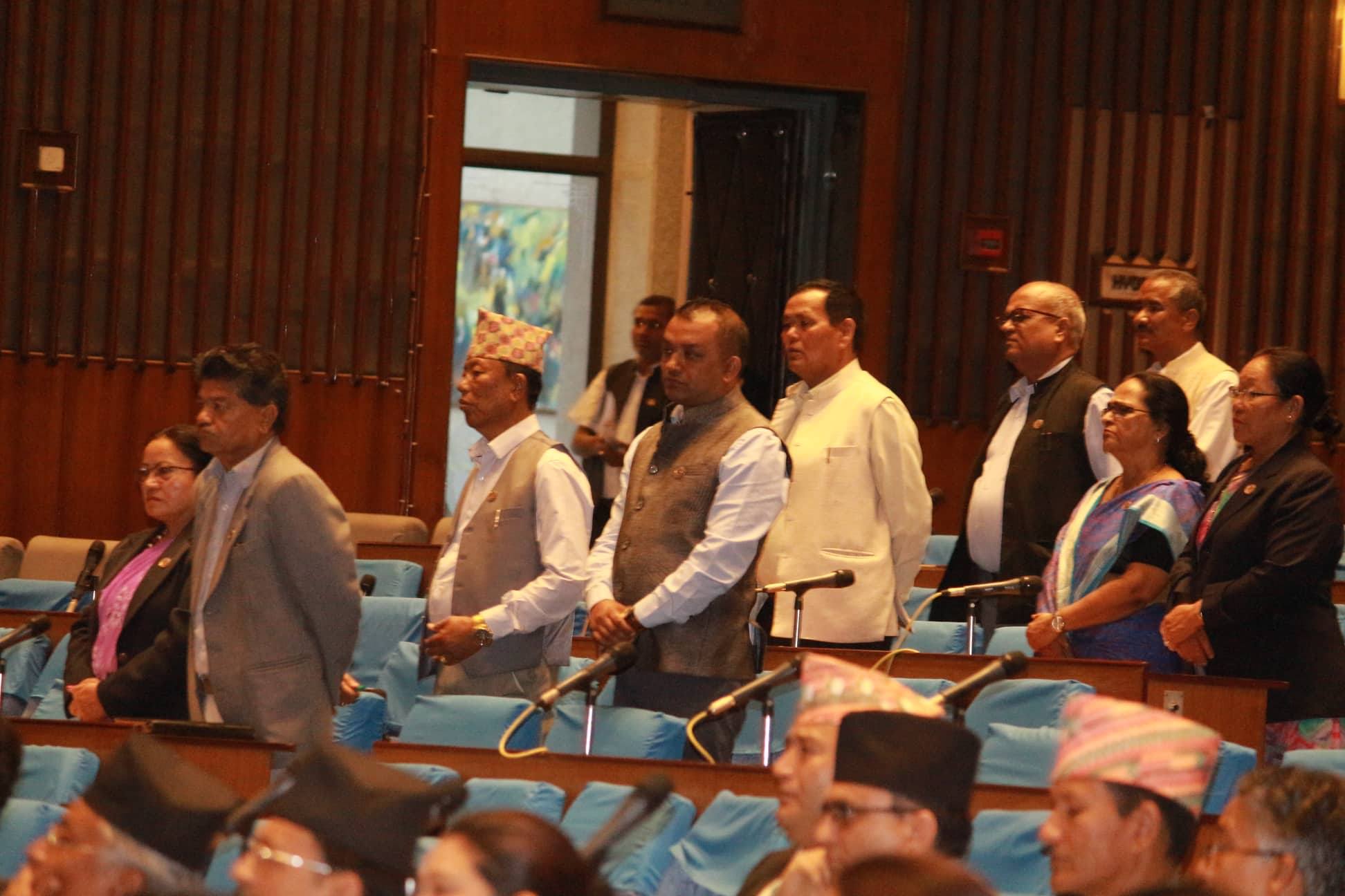 डा. गोविन्द केसीको माग पूरा हुनुपर्ने र चिकित्सा शिक्षा विधेयकको विरोध गर्दै प्रमुख प्रतिपक्षी नेपाली कांग्रेसका सांसदहरु । तस्बिरः सरिता खड्का