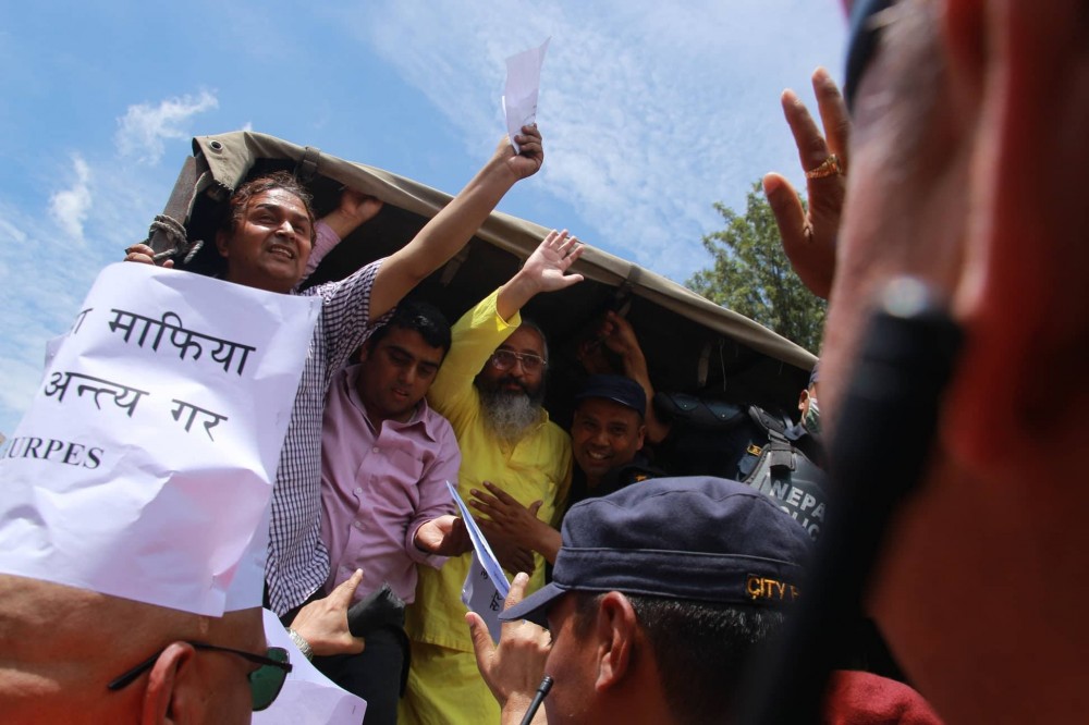 सरकारले स्वतन्त्रताविरोधी निर्णय र स्वेच्छाचारी गतिविधिहरु गरेको भन्दै मानवअधिकारकर्मीले काठमाडौंको बानेश्वरमा गरेको प्रदर्शनका क्रममा पक्राउ गरिँदै । तस्बिरः सरिता खड्का