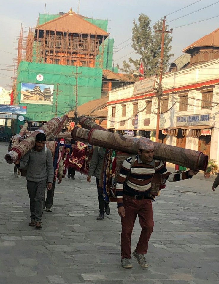 काठमाडौंको वसन्तपुरमा गलैँचा बेच्दै गरेका व्यवसायी । जाडो बढेसँगै काठमाडौंमा गलैँचा बेच्नेहरु बढेका छन् । तस्बिरः प्रतिबोध प्रधान 