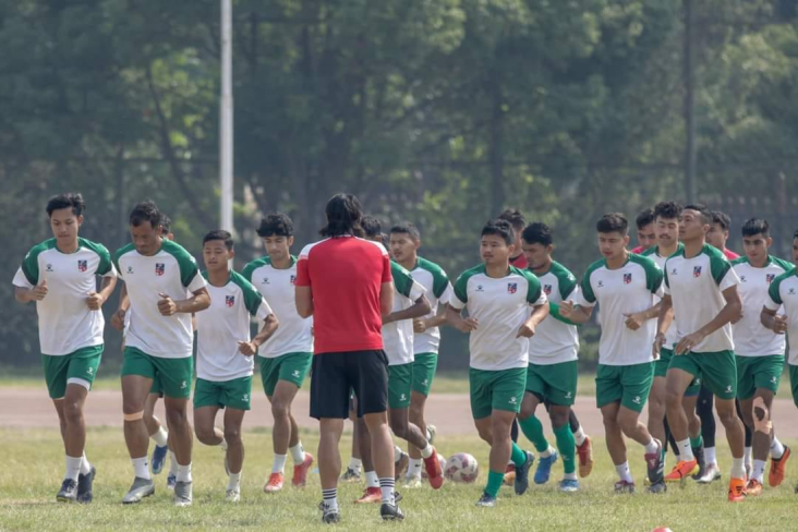 इंग्ल्यान्ड ‘सी’विरुद्ध खेल्दै नेपाली फुटबल टिम