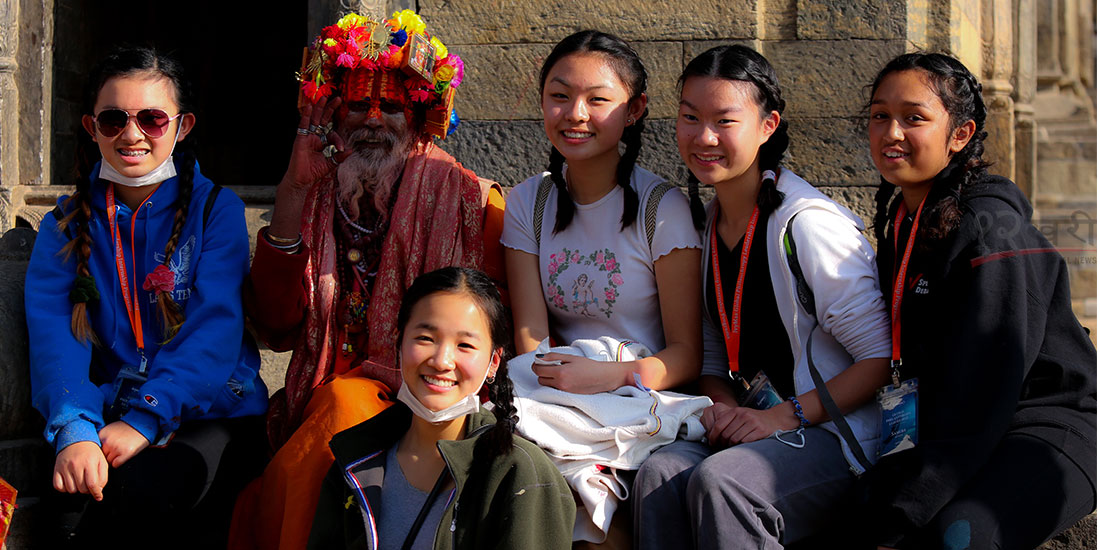 ‘नेपाल भ्रमण वर्ष २०२०’ का अवसरमा दक्षिण कोरियाबाट आएका पर्यटक साधु–सन्तसँग तस्बिर खिचाउँदै । तस्बिर : हरिशजंग क्षेत्री