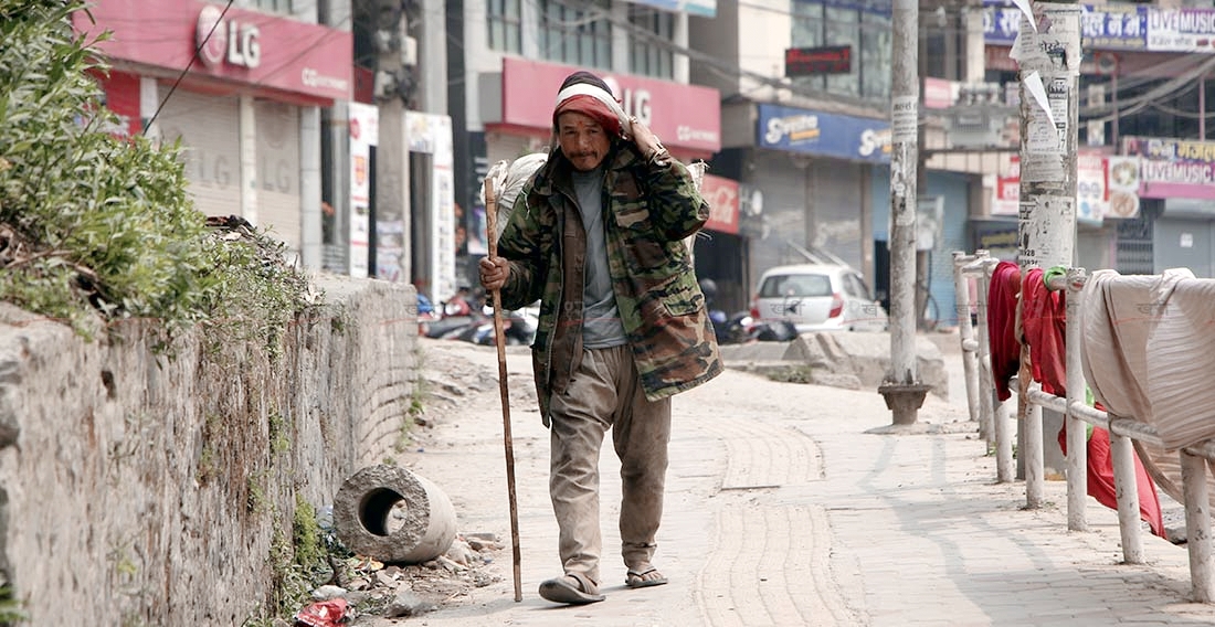 काठमाडौंको चाबहिलस्थित ओरालोमा हिँडेरै गन्तव्यतर्फ जाँदै बटुवा । तस्बिर : हरिशजंग क्षेत्री/बाह्रखरी ।