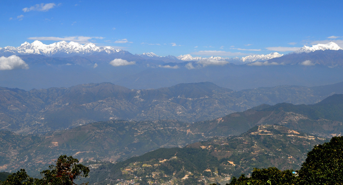 काठमाडौं उपत्यकाको पर्यटकीस्थल चन्द्रागिरिको भ्यू टावरबाट देखिएको हिमश्रृङखला । तस्बिरः रासस