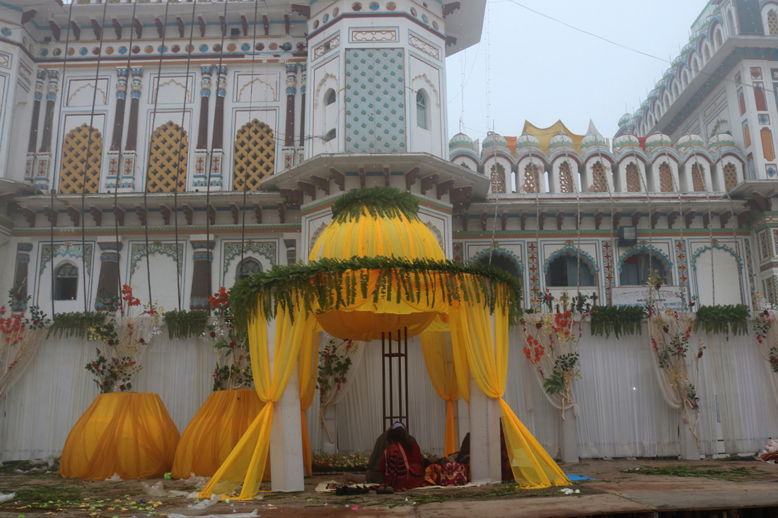 जनकपुरधामको जानकी मन्दिर परिसरमा आइतबार हुने राम सीता विवाह महोत्सवका लागि तयार गरिएको मण्डप । तस्बिरः रासस
