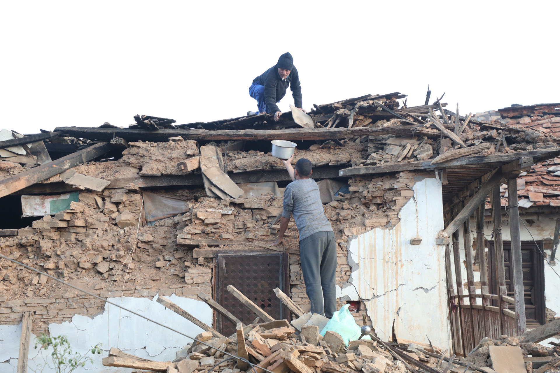 भूकम्पबाट मृत्यु भएकाका परिवारलाई नगद राहत वितरण
