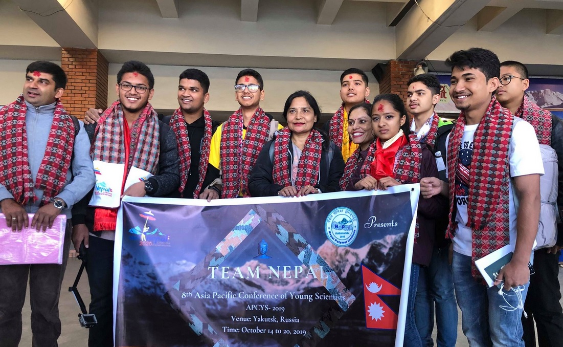 नौ युवा नेपाली वैज्ञानिकले रुसमा प्रस्तुति दिँदै 