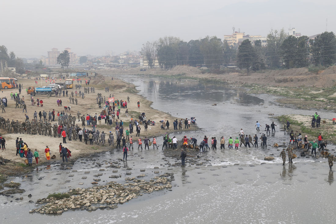 काठमाडौं, थापाथलीस्थित बाग्मती नदी सफाइ अभियान अन्तर्गत शनिबार बाग्मती नदीमा सफाइ गर्दै अभियन्ता । तस्बिरः रत्न श्रेष्ठ