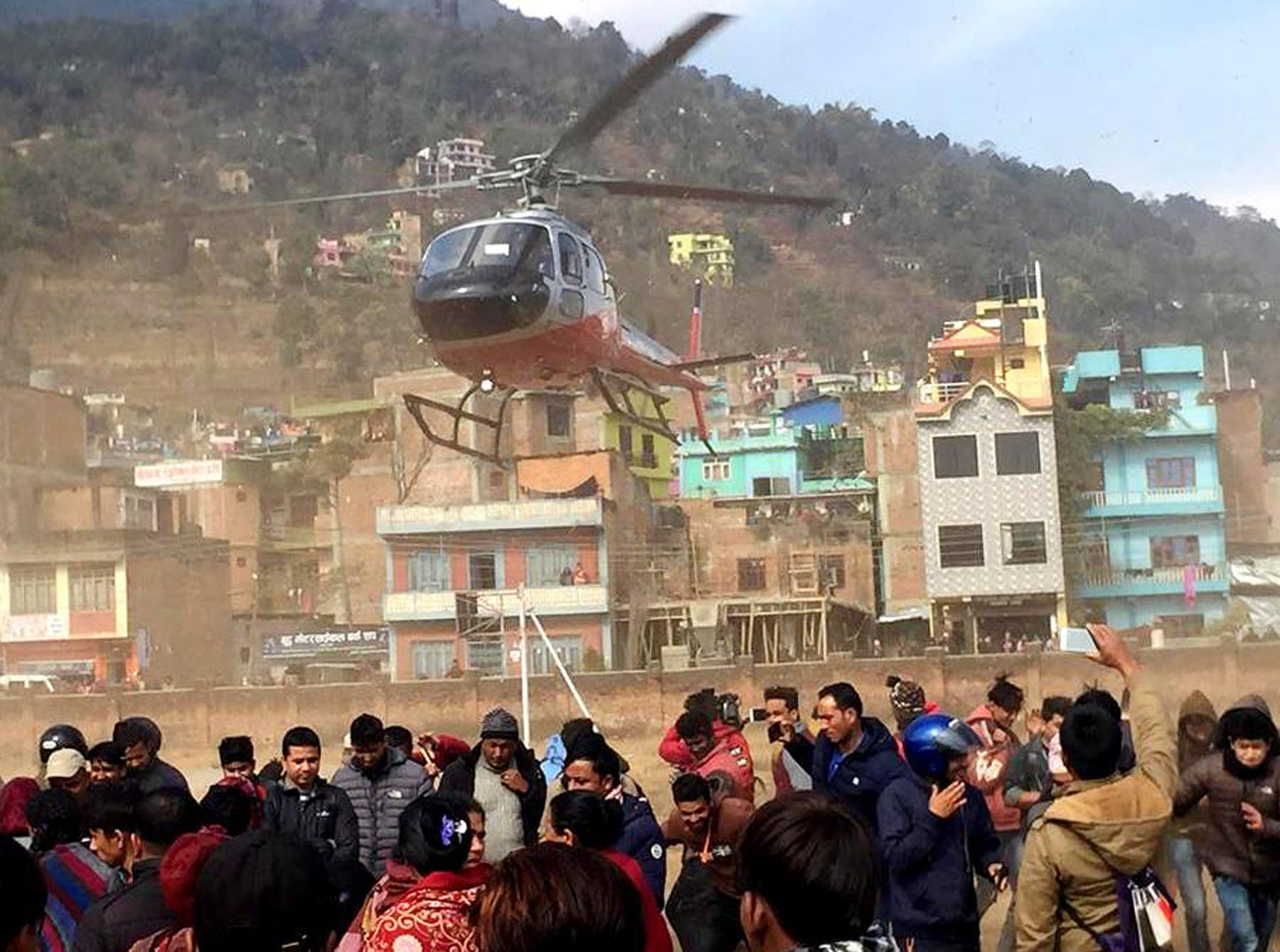 बस दुर्घटना अपडेटः १० जनाको हेलिकप्टरमा उद्धार