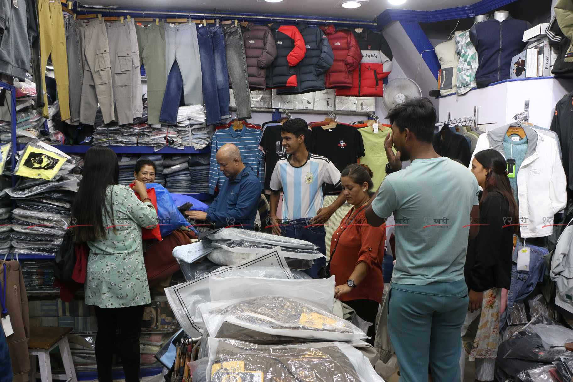Shopping-Newroad-Bazar-Bhid-(18)-1697385138.jpg