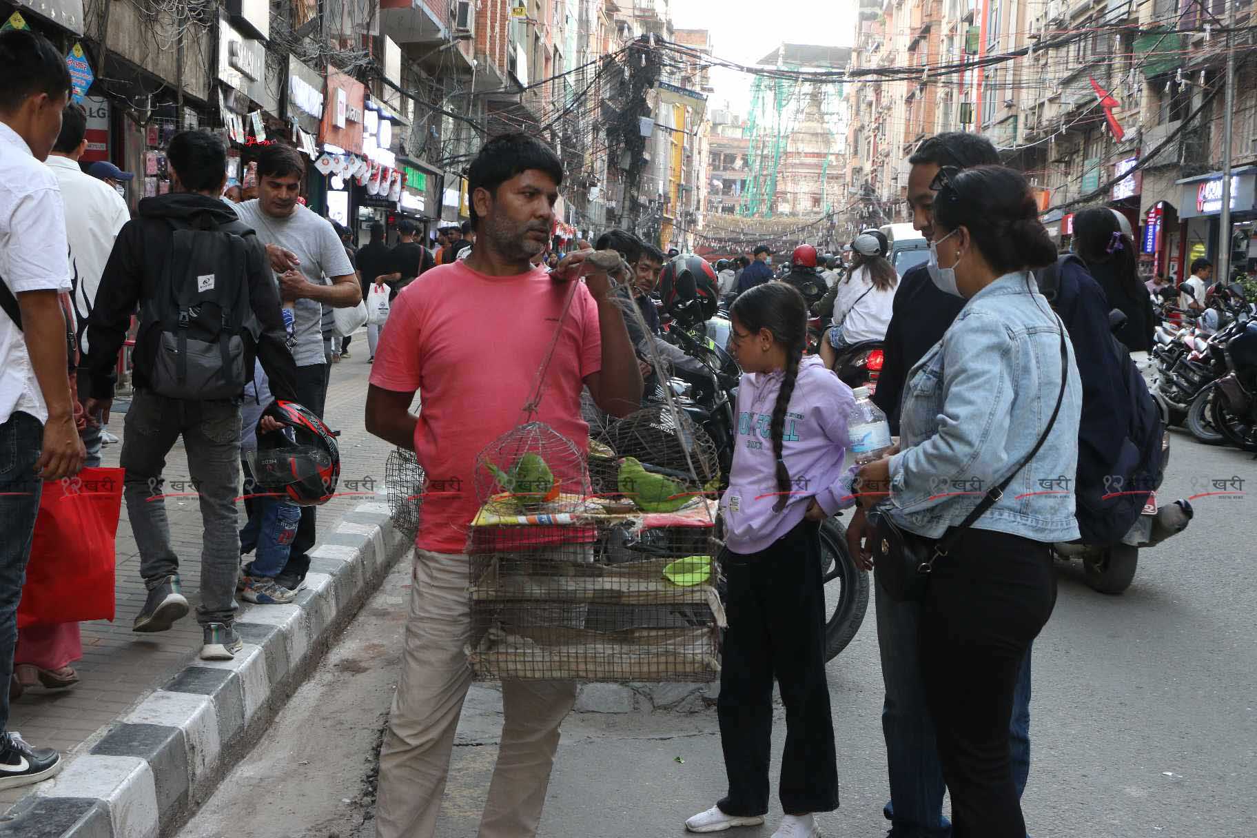 Shopping-Newroad-Bazar-Bhid-(23)-1697385141.jpg