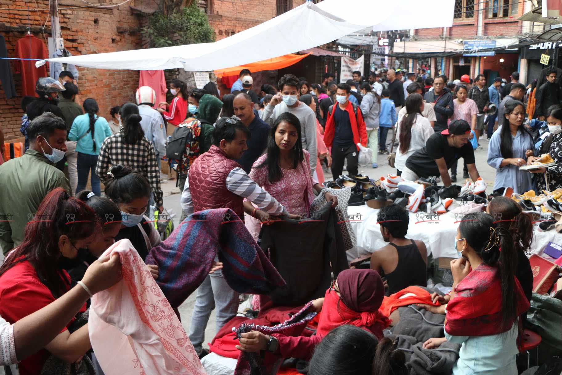 Shopping-Newroad-Bazar-Bhid-(31)-1697385249.jpg