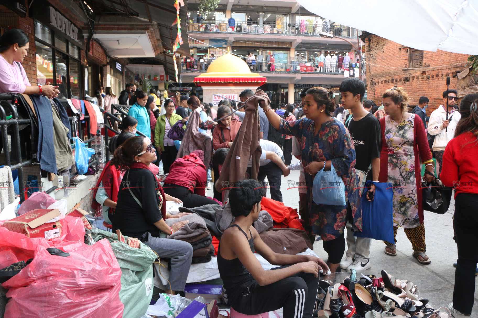 Shopping-Newroad-Bazar-Bhid-(6)-1697384928.jpg