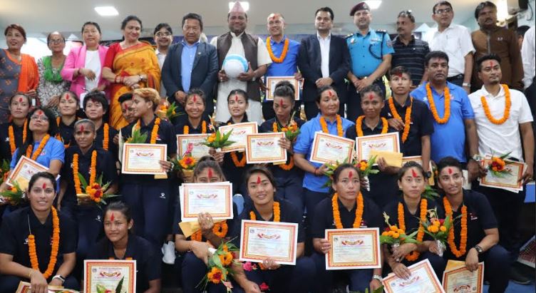 साफ नेपाली महिला फुटबल खेलाडीलाई नगद ५० हजारसहित सम्मान