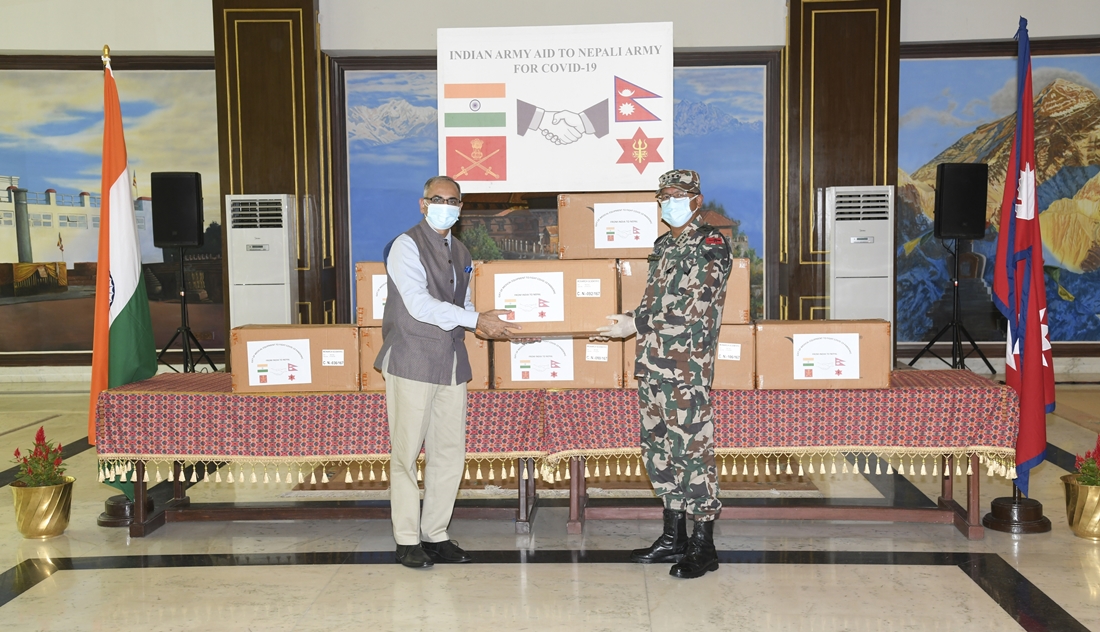 भारतीय सेनाद्वारा नेपाली सेनालाई स्वास्थ्य सामग्री सहयोग