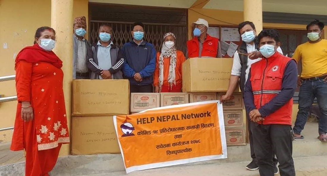आविष्कार केन्द्रसँग स्वास्थ्य सामग्रीमा सहकार्य गर्दै हेल्प नेपाल 