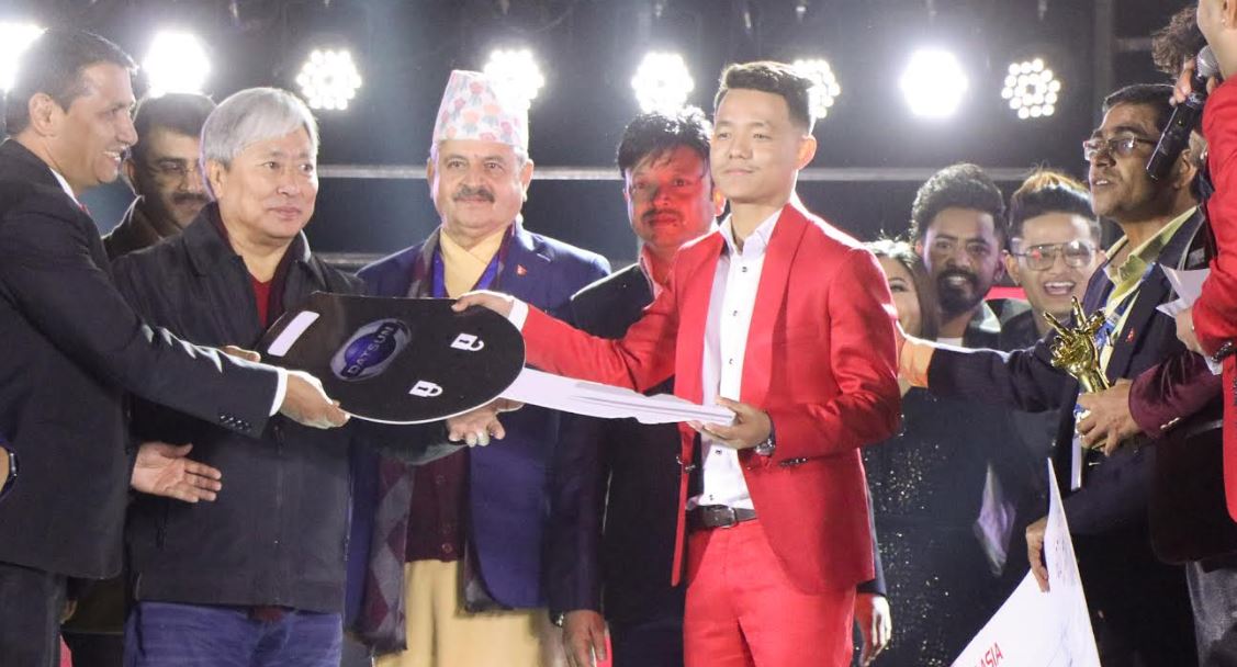 द भ्वाइस अफ नेपाल सिजन २ का विजयीलाई ड्याट्सन गाडी उपहार