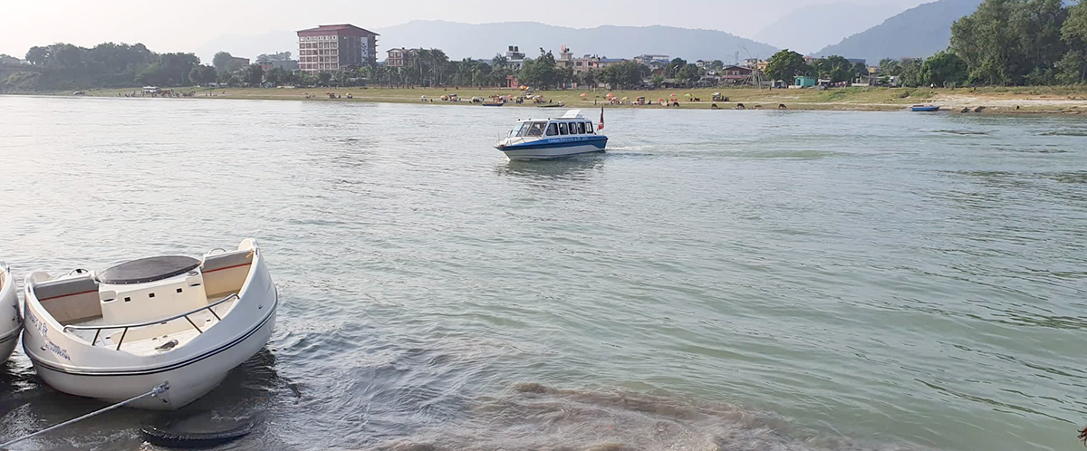नारायणी नदीमा सञ्चालनमा रहेको ‘मिनी पानीजहाज’ । दैनिक सय बढी पर्यटक ‘मिनी पानी जहाज’ मा यात्रा गर्ने सञ्चालक बताउँछन् । तस्बिरः बाह्रखरी 
