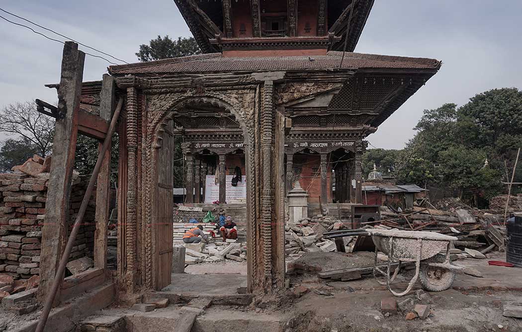 काठमाडौंको टेकुमा रहेको वाग्मतीकिनारमा अवस्थित लक्ष्मेश्वर महादेव मन्दिर पुनर्निर्माणमा जुटेका मजदुर । तस्बिर : सुनील प्रधान