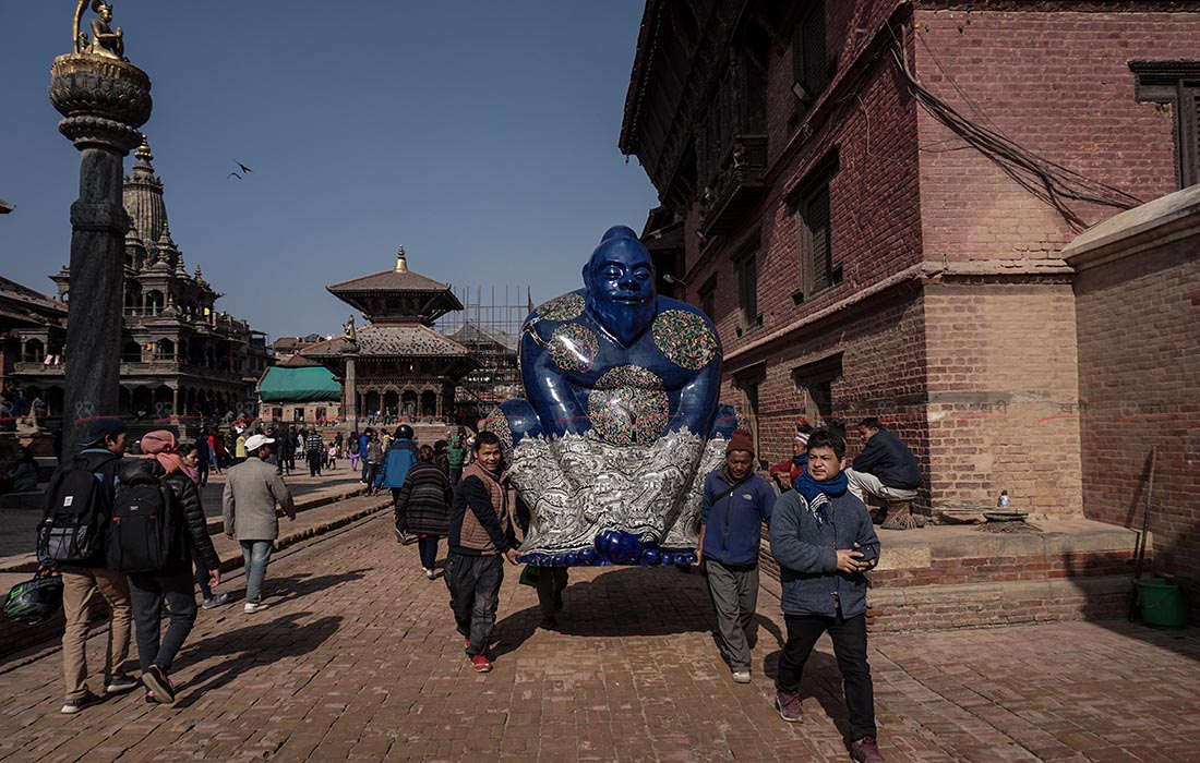 नेपाल भ्रमण वर्ष २०२० को मस्कट यती बोकेर ललितपुरको मंगलबजारमा राख्ने तयारी गर्दै कामदार । तस्बिर : सुनील प्रधान
